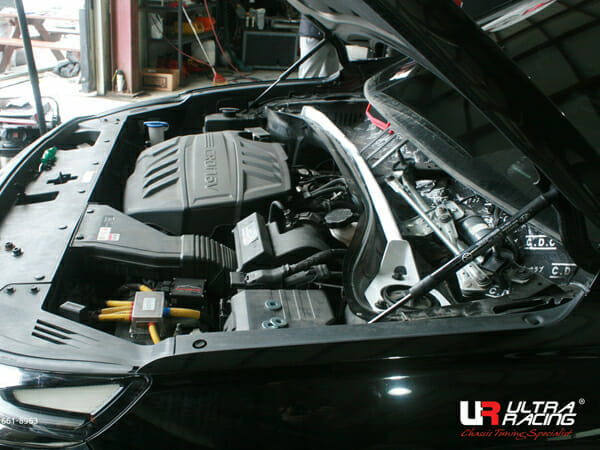 Ultra Racing 2-Point Front Upper Brace (URKR-TW2-4140)